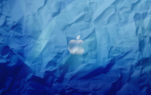 серый значок apple на мятой синей бумаге