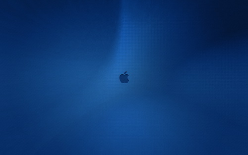 синее яблоко apple на голубом фоне
